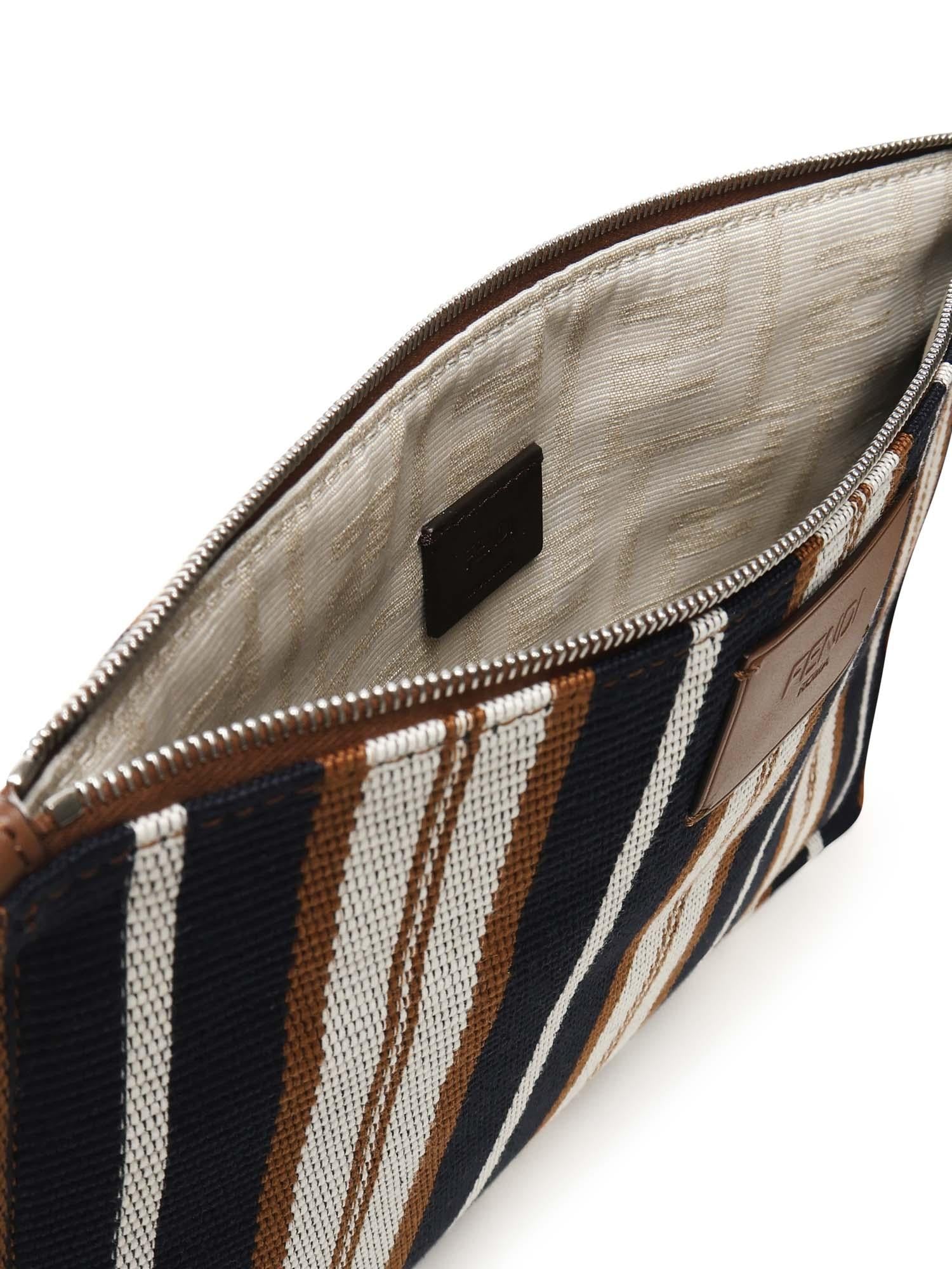 Pochette piatta a righe signature media<BR/> 7N0158 AUGXF1SCR FENDI