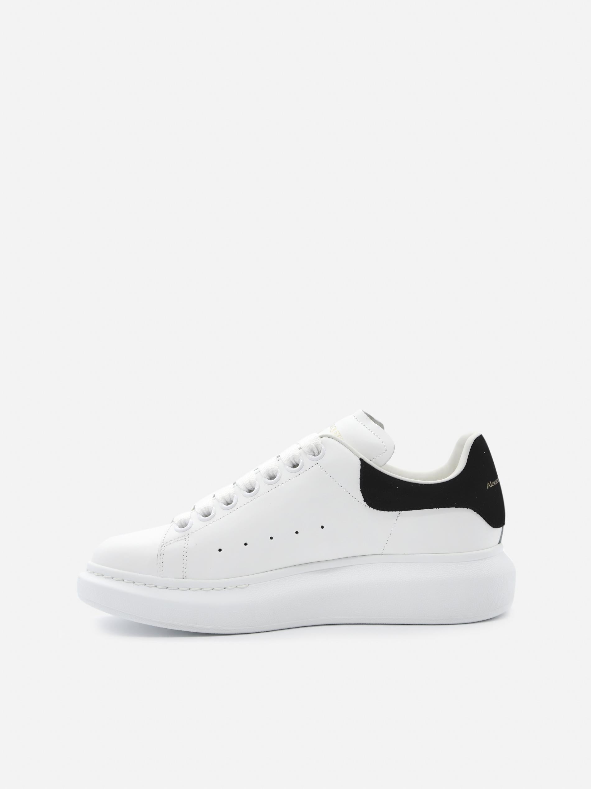 Sneakers oversize in pelle con talloncino a contrasto<BR/> 553770 WHGP79061 ALEXANDER McQUEEN