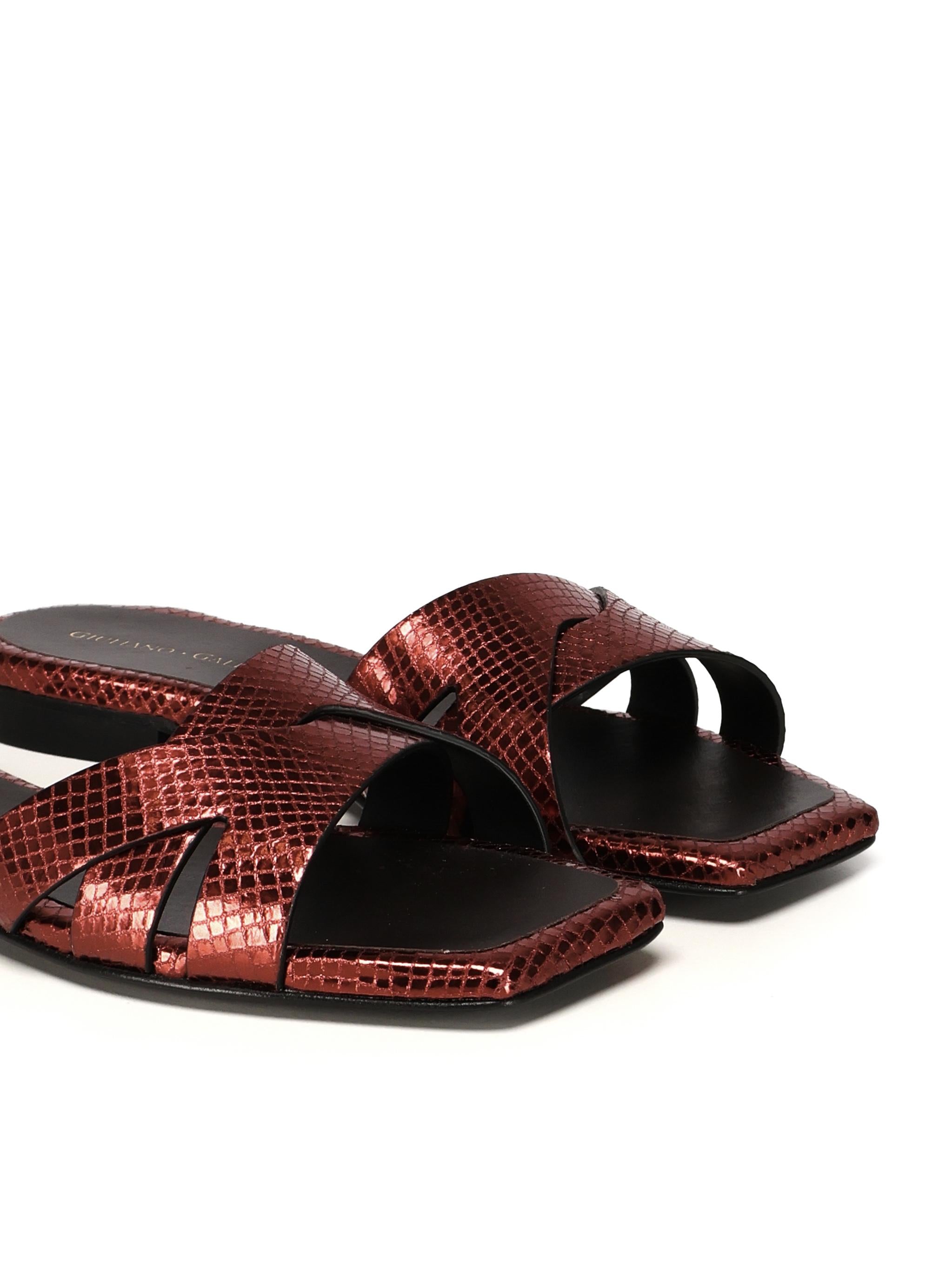 Sandali piatti Miryam<BR/> MIRYAM RETTILE BORDEAUX GIULIANO GALIANO
