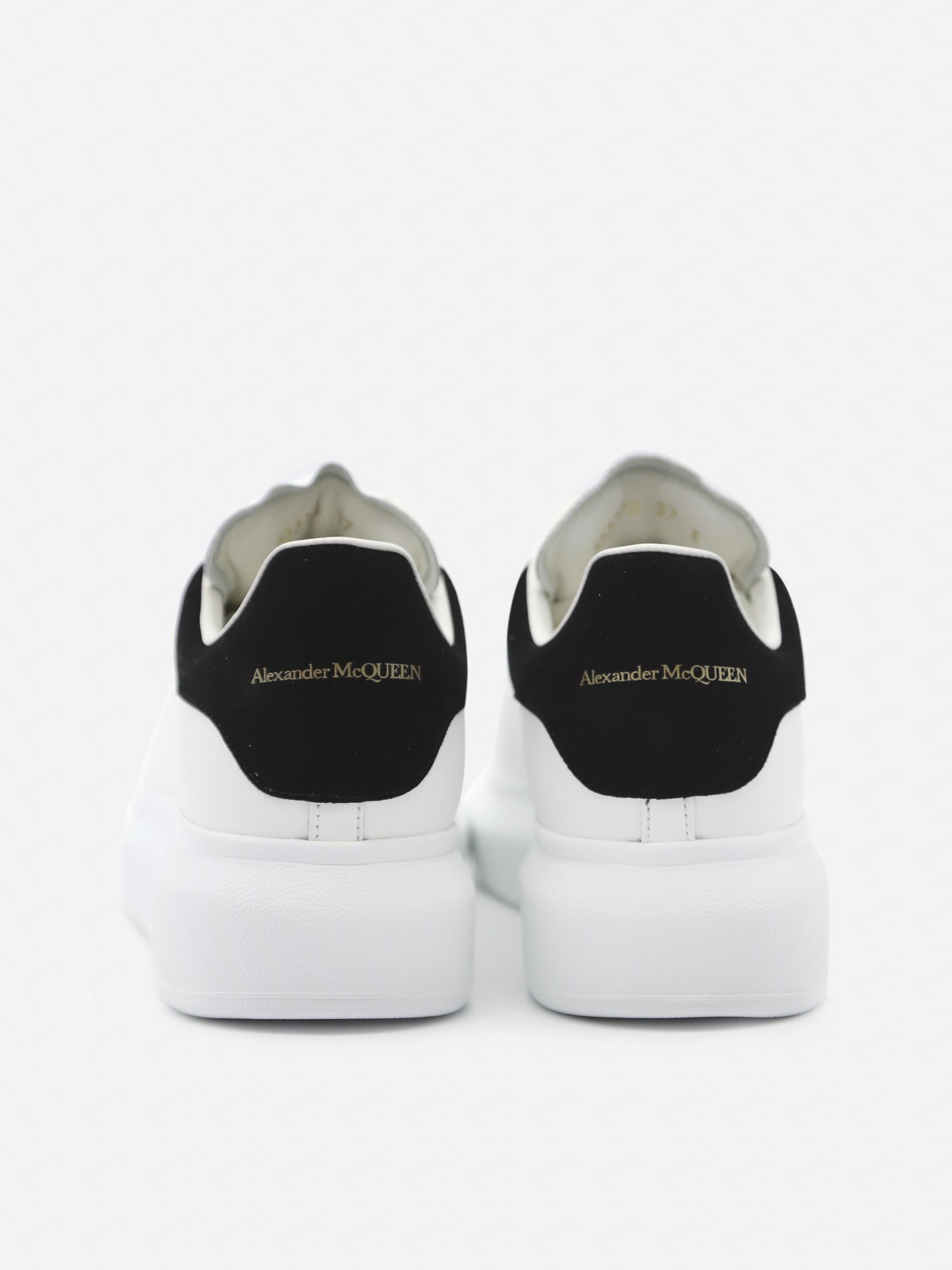 Sneakers oversize in pelle con talloncino a contrasto<BR/> 553770 WHGP79061 ALEXANDER McQUEEN