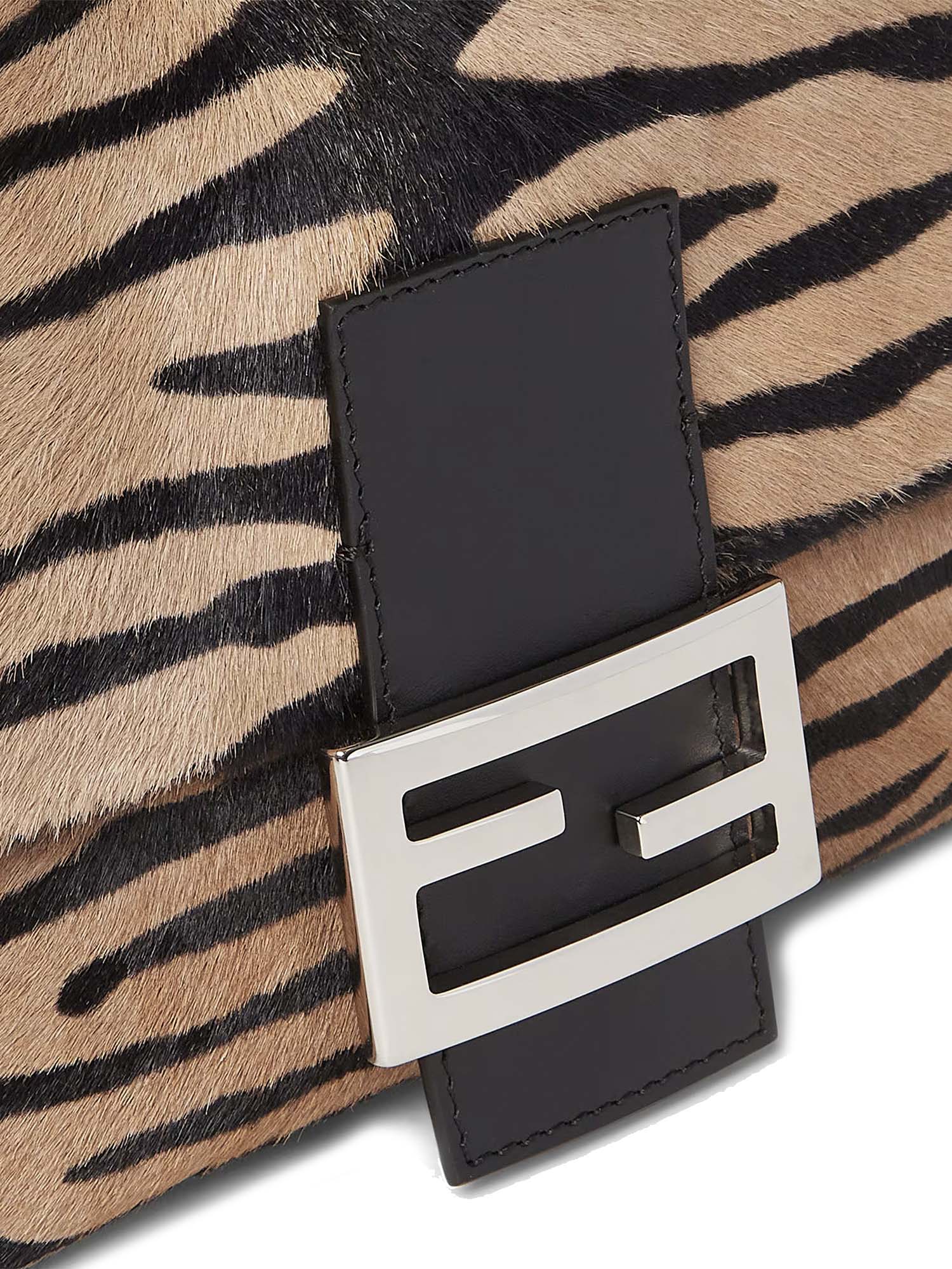 Borsa Baguette® 26424  in pelle effetto cavallino con stampa tigrata 8BR850 B16BF0ERR FENDI 