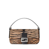 Borsa Baguette® 26424  in pelle effetto cavallino con stampa tigrata 8BR850 B16BF0ERR FENDI 