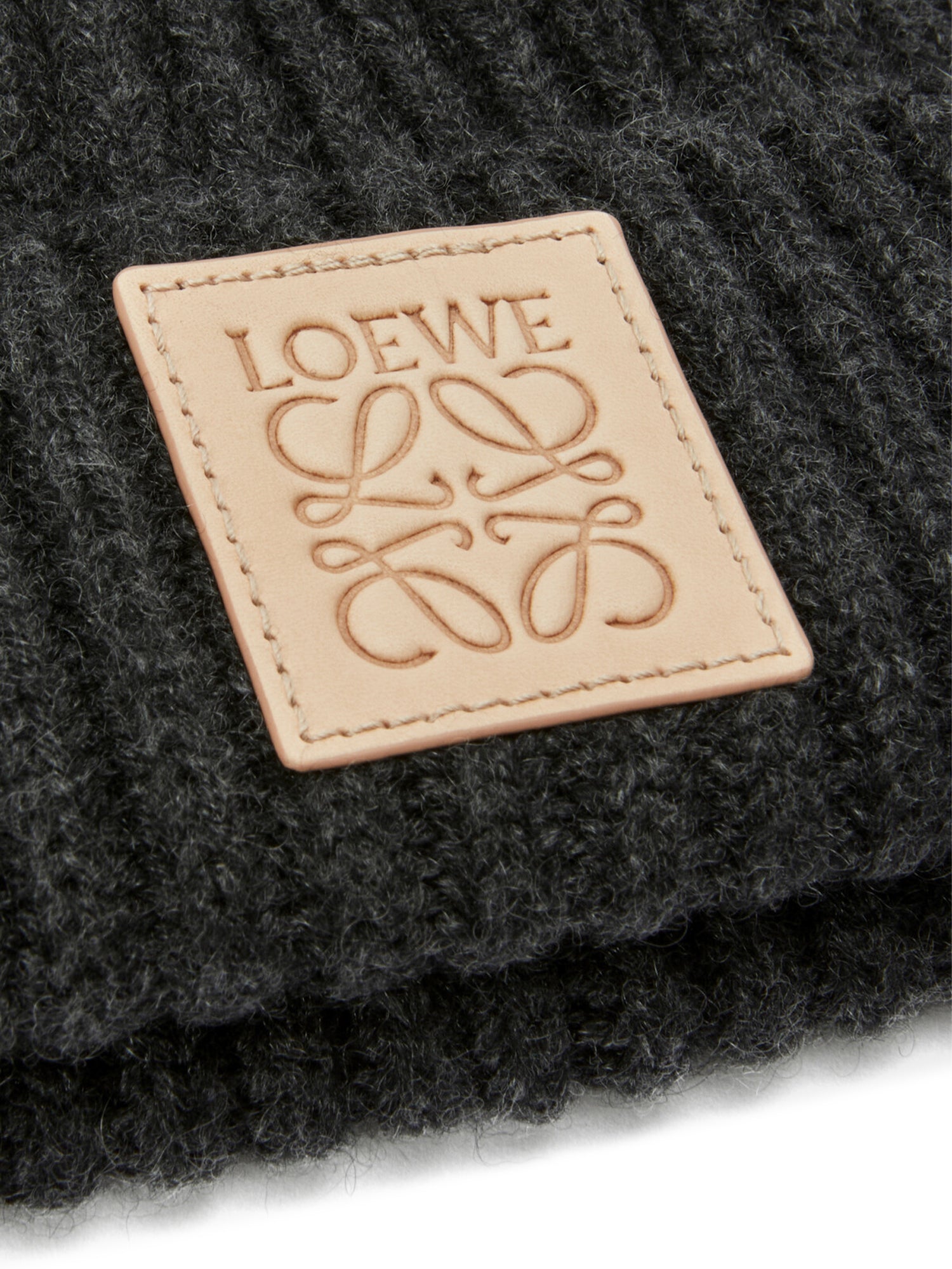 Beanie in cashmere KSA9OT1X01 1100 LOEWE 