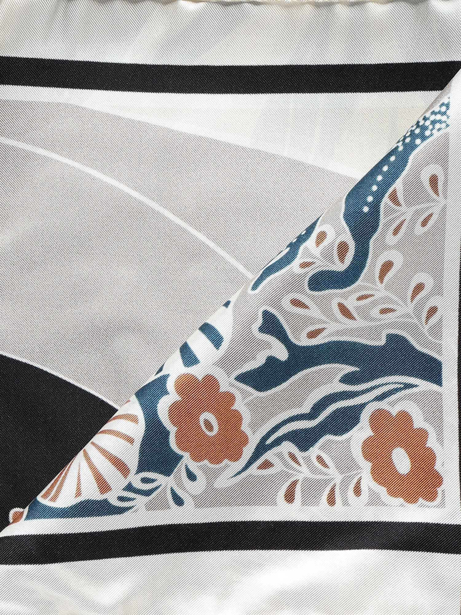 Foulard in seta con stampa E7UY3380101 M40 COCCINELLE 