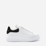 Sneakers oversize in pelle con talloncino a contrasto<BR/> 553770 WHGP79061 ALEXANDER McQUEEN 