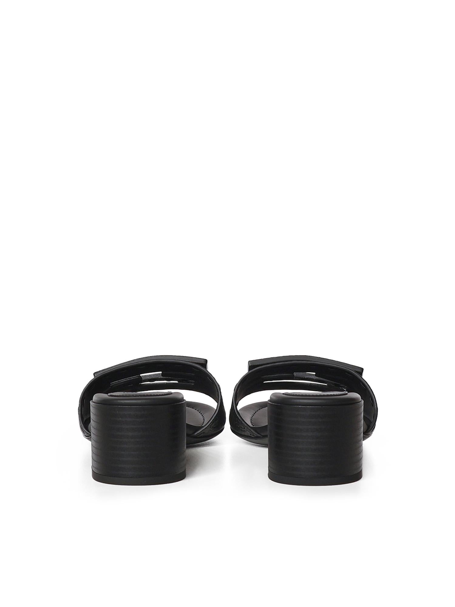Slide Baguette in pelle 8R8862 AQY2F0QA1 FENDI 