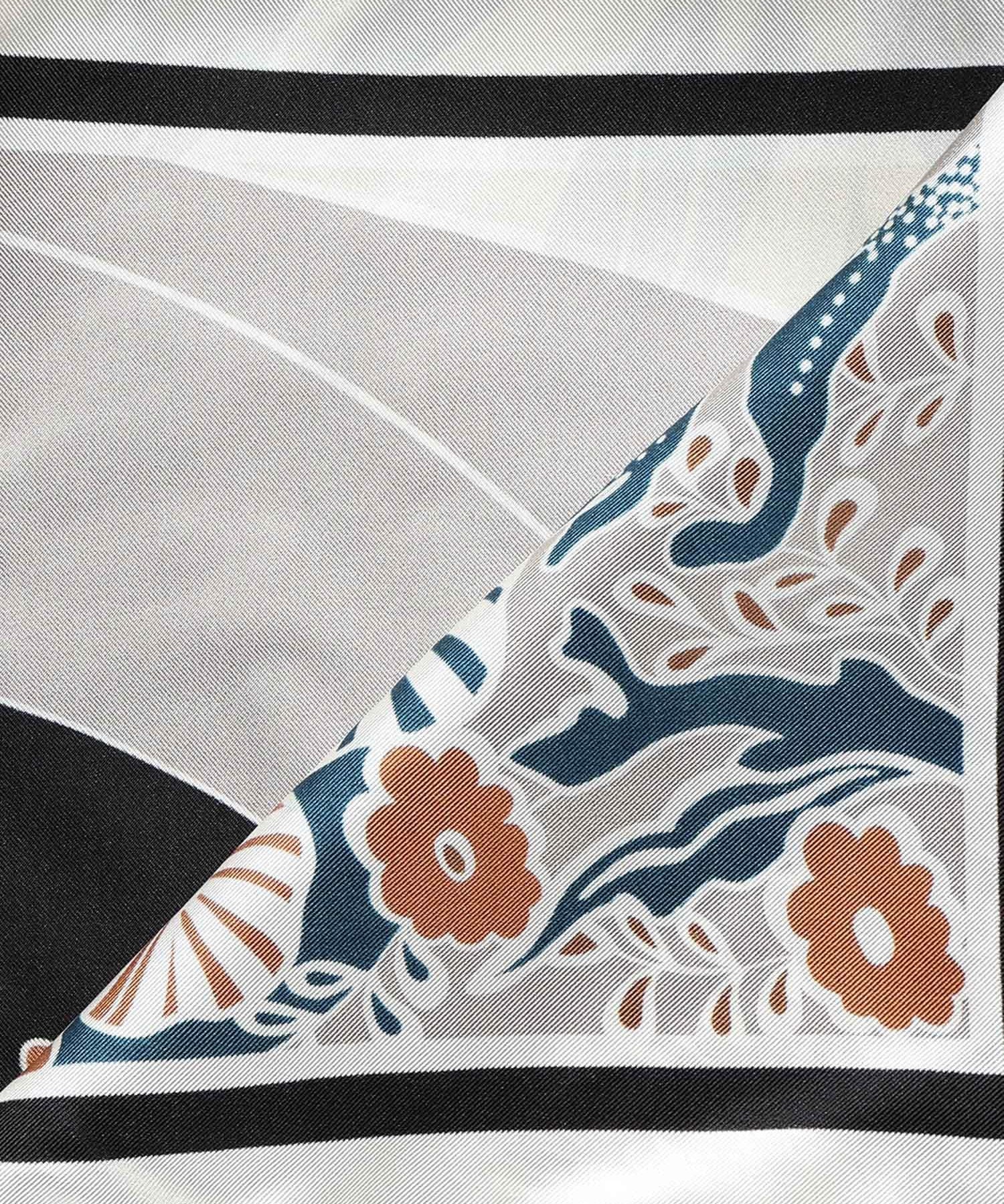 Foulard in seta con stampa E7UY3380101 M40 COCCINELLE 
