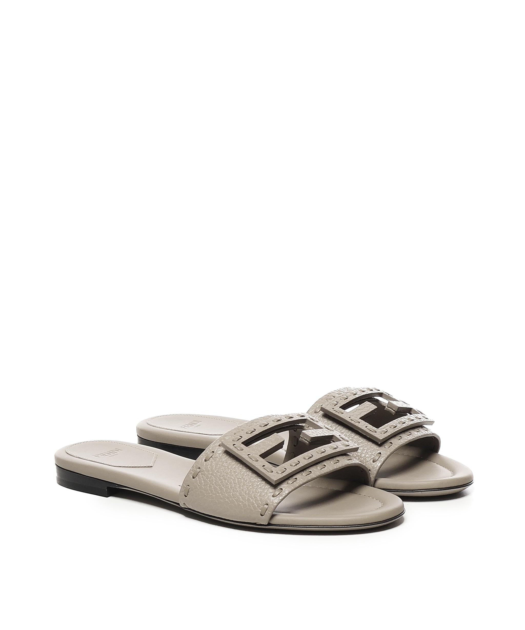 Slide Baguette in pelle 8R8136 AQY2F1MXM FENDI 