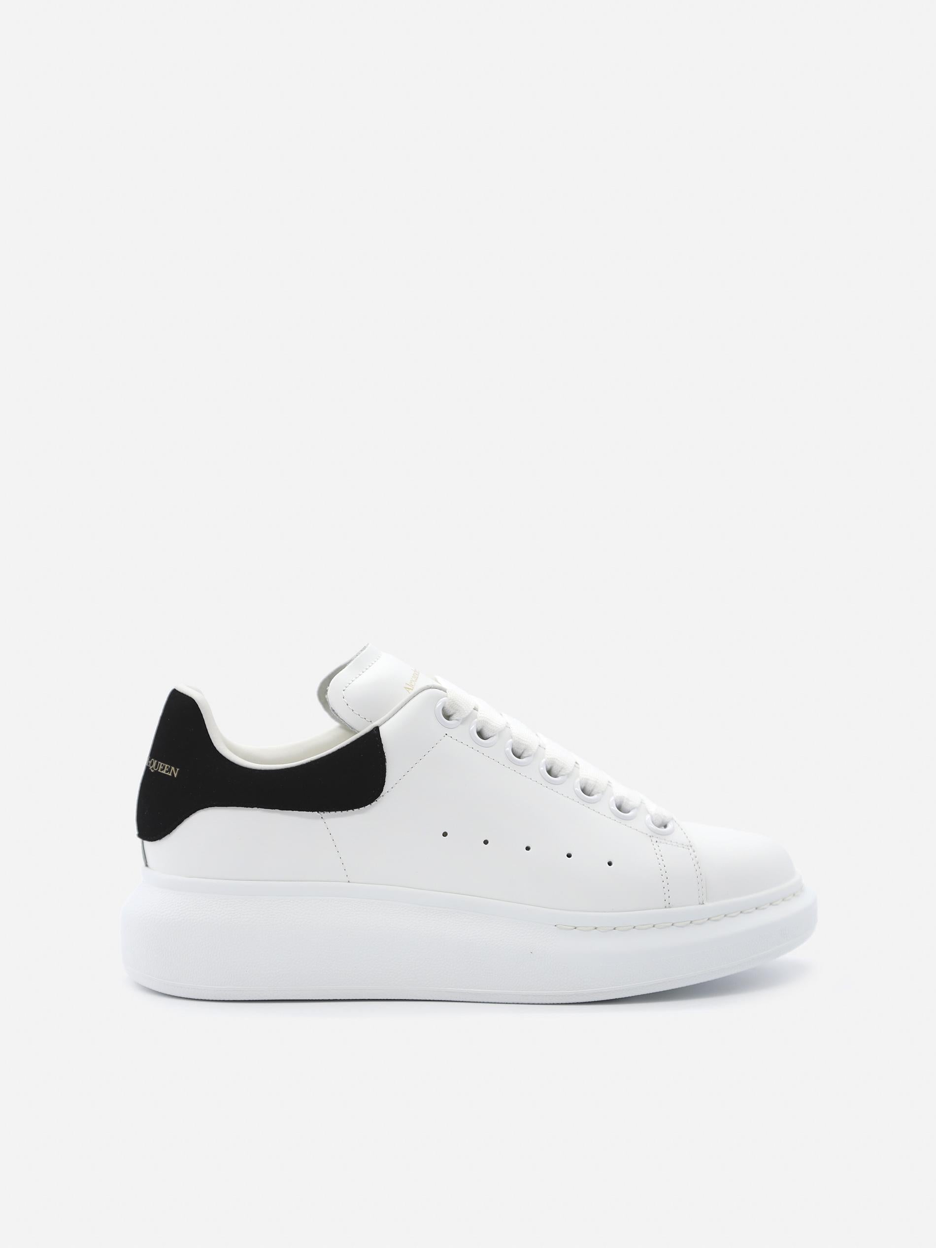 Sneakers oversize in pelle con talloncino a contrasto<BR/> 553770 WHGP79061 ALEXANDER McQUEEN 