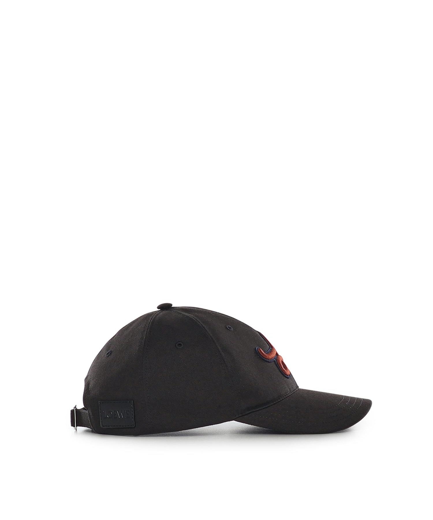 Cappello con applicazione L in cotone K820358XAJ 1100 LOEWE 