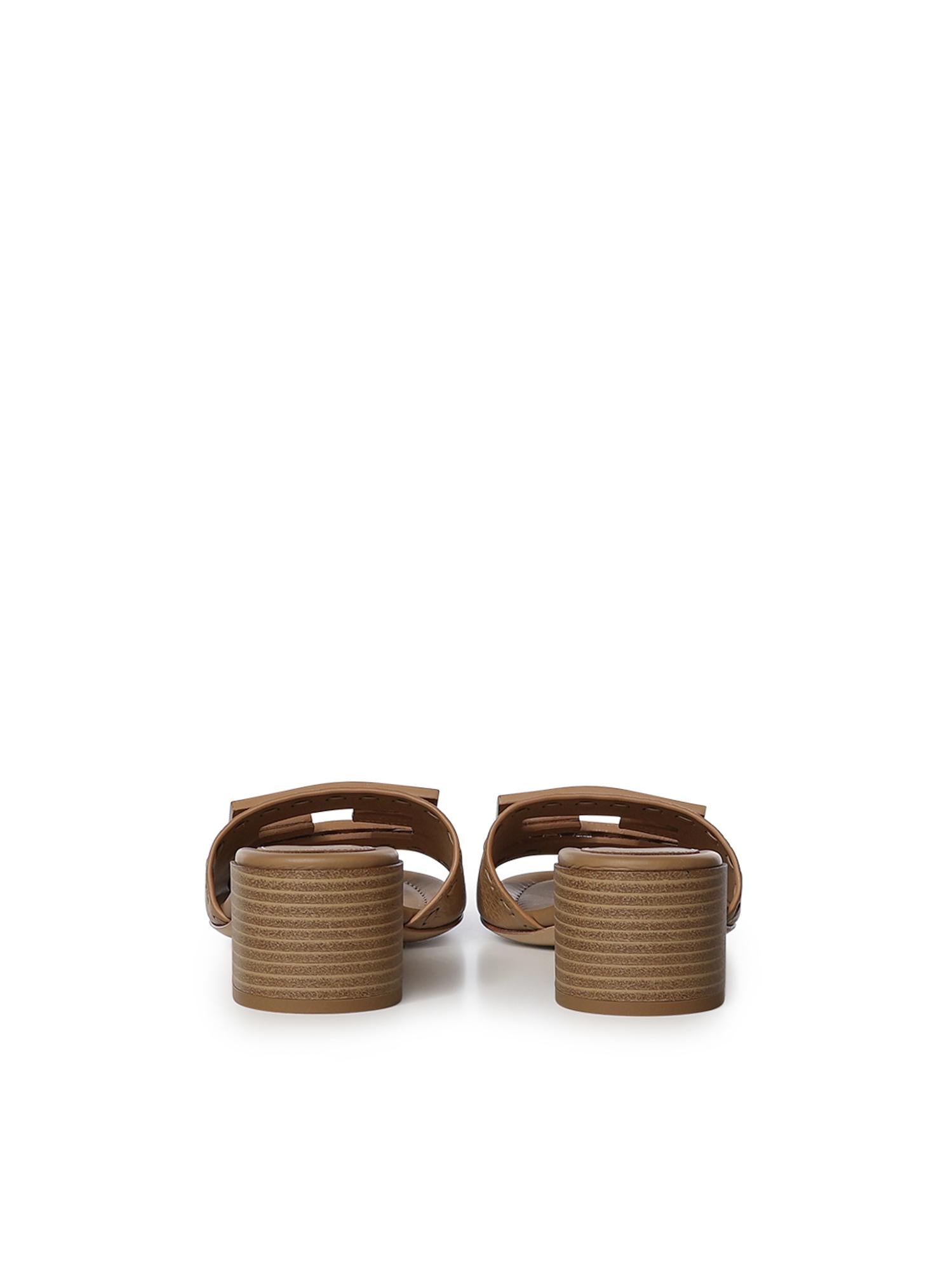 Slide Baguette in pelle 8R8862 AQY2F1WYD FENDI 