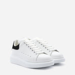 Sneakers oversize in pelle con talloncino a contrasto<BR/> 553770 WHGP79061 ALEXANDER McQUEEN 