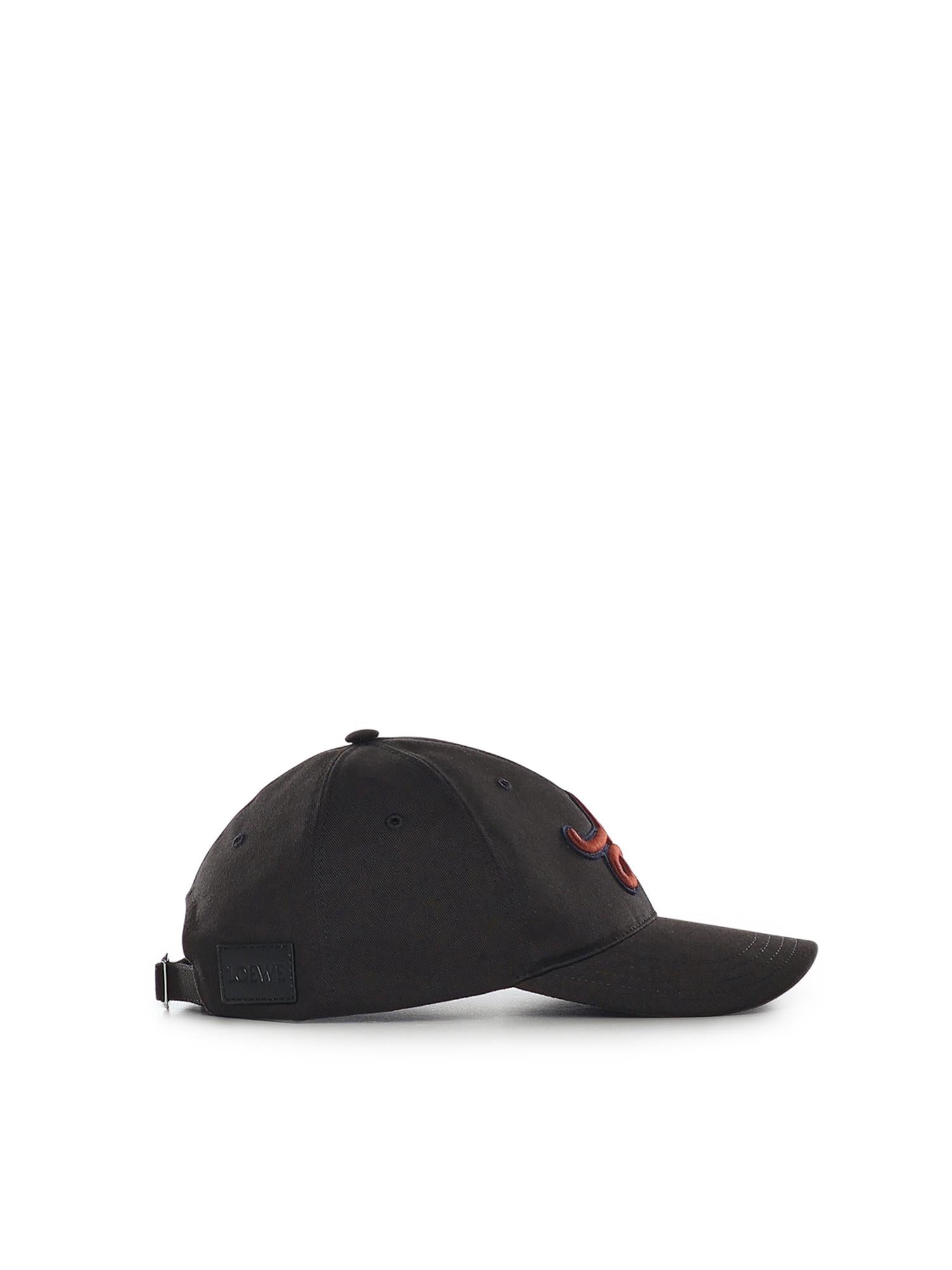 Cappello con applicazione L in cotone K820358XAJ 1100 LOEWE 