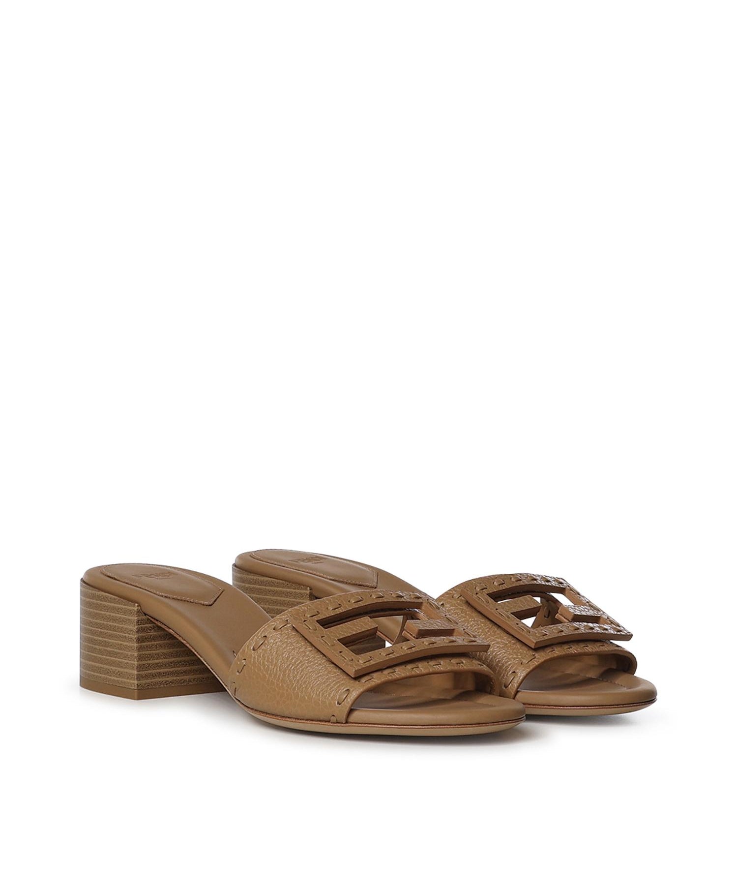 Slide Baguette in pelle 8R8862 AQY2F1WYD FENDI 