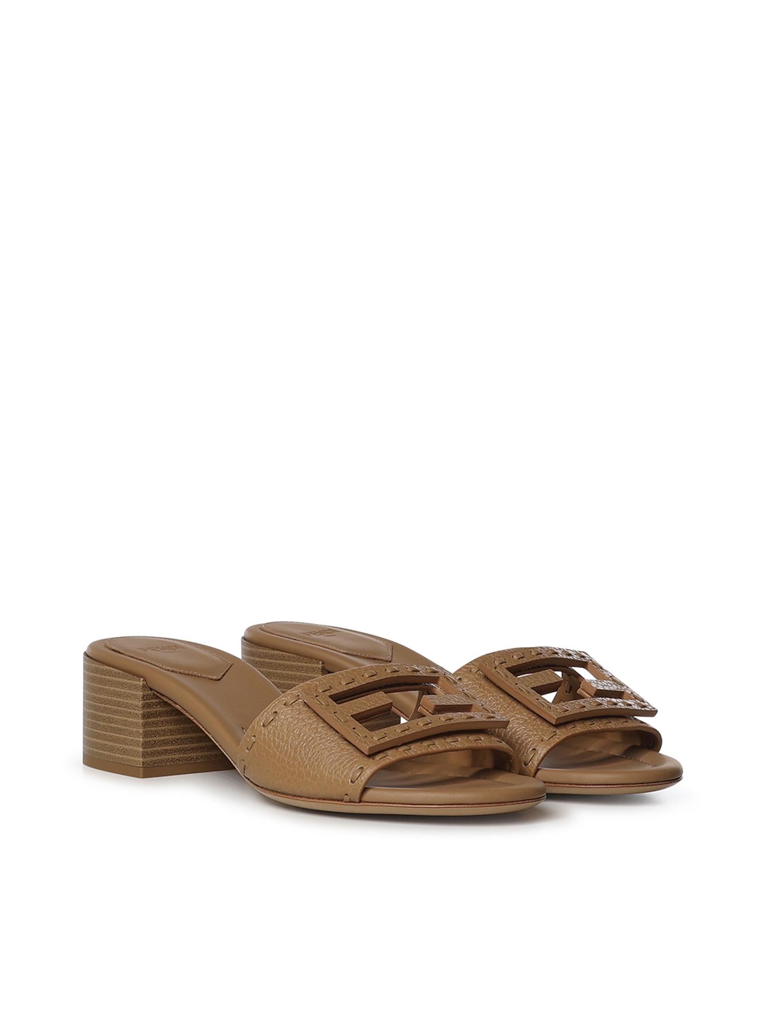Slide Baguette in pelle 8R8862 AQY2F1WYD FENDI 